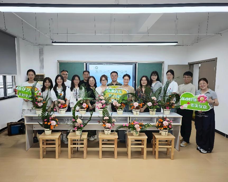 开云在线登录 - 开云（中国）组织资深花艺师资团队走进常州市第一人民医院开展艺术插花培训活动